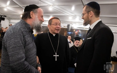 Żydzi i chrześcijanie wspólnie słuchają Ewangelii