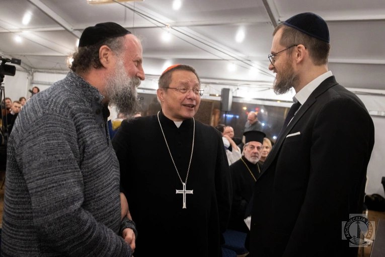 Żydzi i chrześcijanie wspólnie słuchają Ewangelii