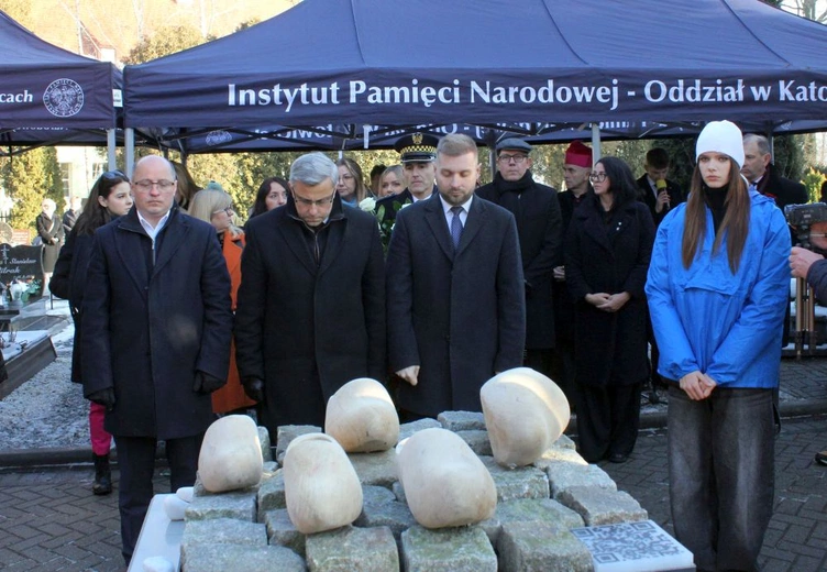 Odsłonięcie monumentu pamięci ofiar marszu śmierci