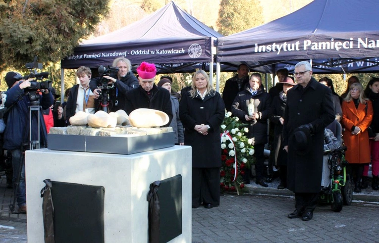 Odsłonięcie monumentu pamięci ofiar marszu śmierci