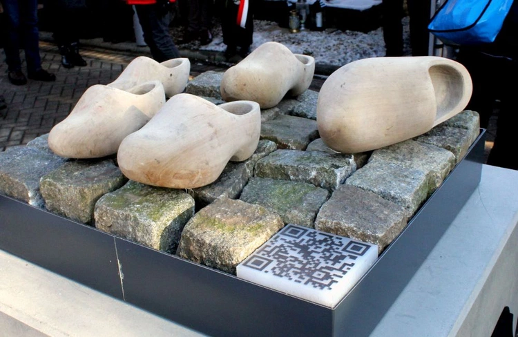 Odsłonięcie monumentu pamięci ofiar marszu śmierci