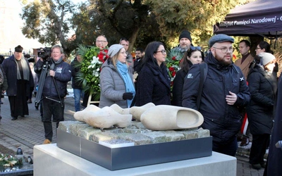 Odsłonięcie monumentu pamięci ofiar marszu śmierci