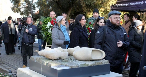 Odsłonięcie monumentu pamięci ofiar marszu śmierci