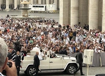 Franciszek na Placu św. Piotra, podczas audiencji generalnej