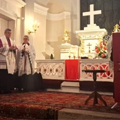 Przywołanie symboliki światła poprzez zapalenie świec.