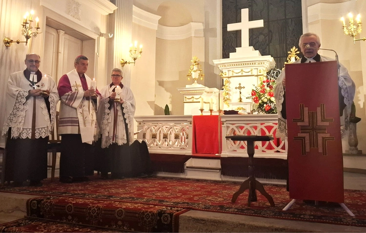 Przywołanie symboliki światła poprzez zapalenie świec.