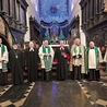 	Przedstawiciele różnych Kościołów w głównej świątyni katolickiej.