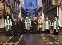 	Przedstawiciele różnych Kościołów w głównej świątyni katolickiej.