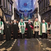 	Przedstawiciele różnych Kościołów w głównej świątyni katolickiej.