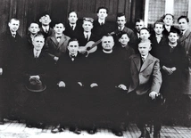 	Rok 1927. Prefekt Miszewski z członkami męskiej Sodalicji Mariańskiej, uczniami GP. 