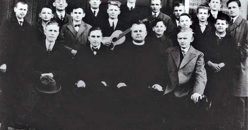 	Rok 1927. Prefekt Miszewski z członkami męskiej Sodalicji Mariańskiej, uczniami GP. 