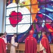 	Witraż NSPJ na frontowej ścianie świątyni.