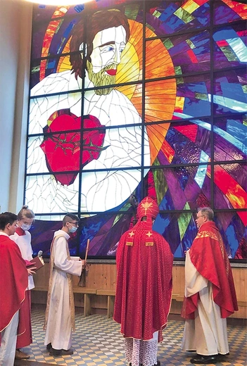 	Witraż NSPJ na frontowej ścianie świątyni.