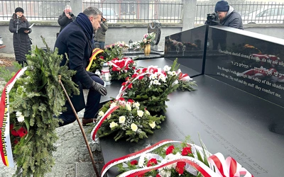 	Kwiaty złożono na mogile pierwszych ofiar morderczej ewakuacji.