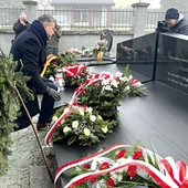 	Kwiaty złożono na mogile pierwszych ofiar morderczej ewakuacji.