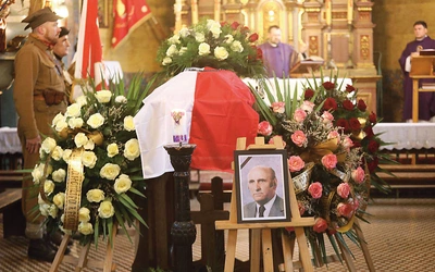 	Modlitwa przy trumnie w sanktuarium św. Jakuba.