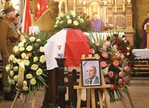 	Modlitwa przy trumnie w sanktuarium św. Jakuba.