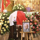 	Modlitwa przy trumnie w sanktuarium św. Jakuba.