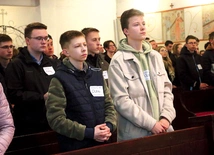 	Nauki przygotowano z myślą o młodzieży męskiej ze szkół średnich i starszej. 