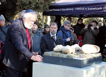 	Lion Tokkie przy monumencie na cmentarzu w Gliwicach-Bojkowie upamiętniającym ofiary Marszu Śmierci.