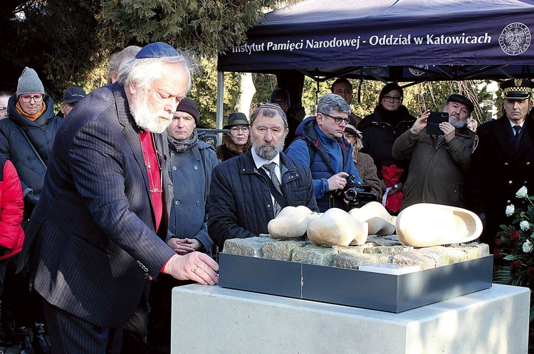 	Lion Tokkie przy monumencie na cmentarzu w Gliwicach-Bojkowie upamiętniającym ofiary Marszu Śmierci.