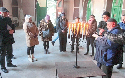 	Miejscem nabożeństwa była kaplica pogrzebowa na żydowskim cmentarzu. 