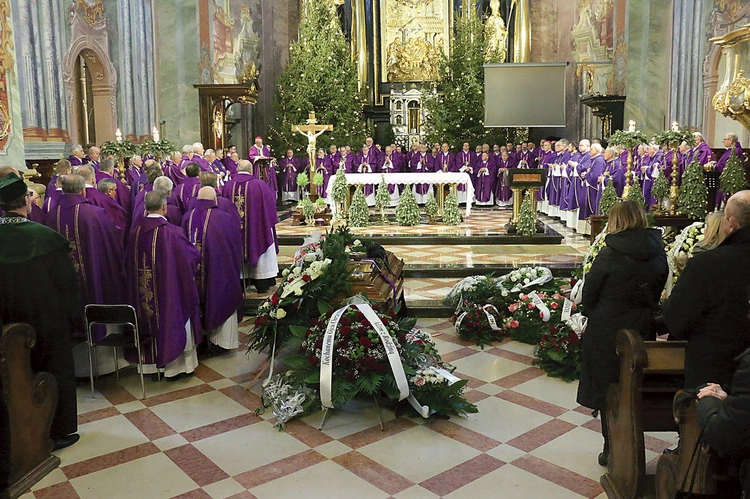 	Zmarłego kapłana polecamy modlitwie.