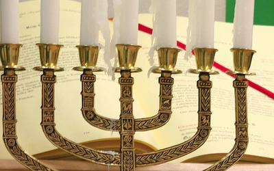 	Chrześcijanie i żydzi spotykają się przy czytaniu Starego Testamentu.