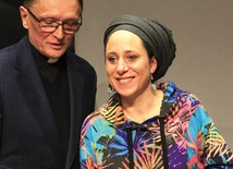 Miriam Synger z ks. Stanisławem Rabiejem.