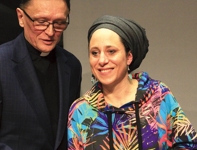 Miriam Synger z ks. Stanisławem Rabiejem.