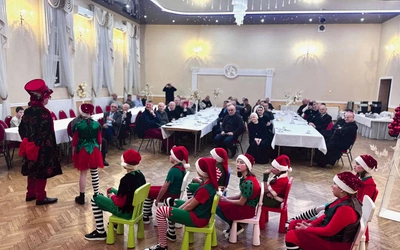 Podczas wydarzenia wychowankowie Domu Dziecka w Pieszycach zaprezentowali bożonarodzeniowy program artystyczny.