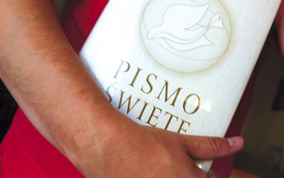 Pismo Święte pomaga ludziom przetrwać także czas wojny.