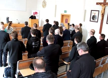 W raporcie widać jak na dłoni spadek wiary wśród ludzi, ale daleko mu do katastrofizmu.