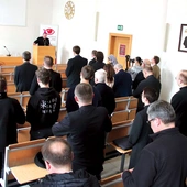 W raporcie widać jak na dłoni spadek wiary wśród ludzi, ale daleko mu do katastrofizmu.