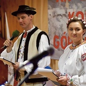 M. Delost z Zespołu Górali Czadeckich „Jodełki” w Żaganiu jest pomysłodawcą i kierownikiem Bukowińskich Kolędowań Górali Czadeckich. Na zdjęciu z bratanicą Aleksandrą Delost.