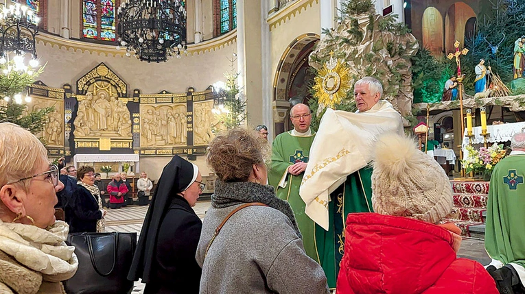 	Po nabożeństwie cierpiący mogli przyjąć indywidualne błogosławieństwo Najświętszym Sakramentem.