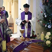 Biskup okadza trumnę z ciałem.