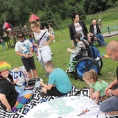 	Wśród tych inicjatyw były festyny integrujące środowisko migranckie.