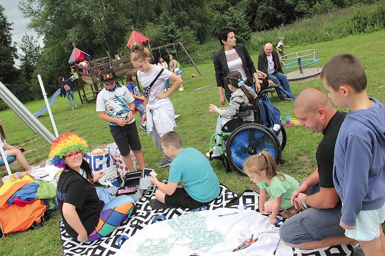 	Wśród tych inicjatyw były festyny integrujące środowisko migranckie.