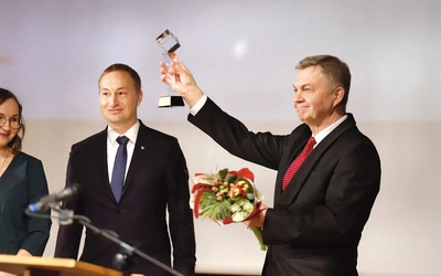 	Ginekolog z Białegostoku, tegoroczny laureat, zadedykował swoje wyróżnienie m.in. małżeństwom oczekującym na potomstwo. Po lewej stoi Wojciech Zięba, prezes Zarządu Polskiego Stowarzyszenia Obrońców Życia Człowieka.