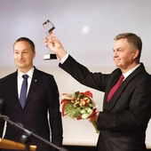 	Ginekolog z Białegostoku, tegoroczny laureat, zadedykował swoje wyróżnienie m.in. małżeństwom oczekującym na potomstwo. Po lewej stoi Wojciech Zięba, prezes Zarządu Polskiego Stowarzyszenia Obrońców Życia Człowieka.