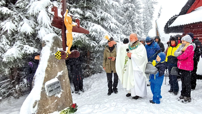 Otwarcie i poświęcenie miejsca przebiegało w zimowej scenerii.