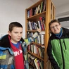 Ignacy (z lewej) i Michał nie uciekają od lektur.