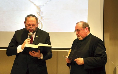 Zwieńczeniem wydarzenia była wspólna modlitwa słowami Psalmu 121 w językach hebrajskim i polskim: „Oczy moje podnoszę na góry, skąd by mi pomoc przyszła. Pomoc moja jest od Pana, który stworzył niebo i ziemię…”.