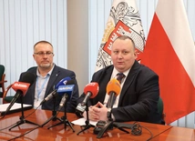 Łukasz Molenda, wiceprezydent Radomia (z prawej), i Sebastian Równy, dyrektor Wydziału Kultury Urzędu Miejskiego.