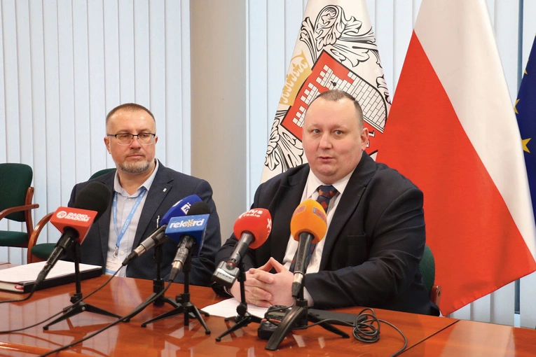 Łukasz Molenda, wiceprezydent Radomia (z prawej), i Sebastian Równy, dyrektor Wydziału Kultury Urzędu Miejskiego.