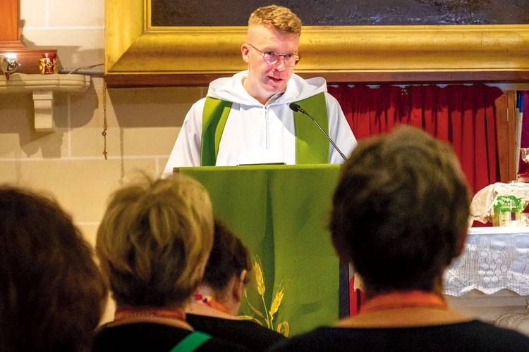 – Czytanie tekstu biblijnego to recepta na piękne życie. Powtórzę za papieżem Franciszkiem: „Nie mów, że Bóg milczy, jeśli twoja Biblia jest zamknięta” – dodaje ks. Jaszczołt.