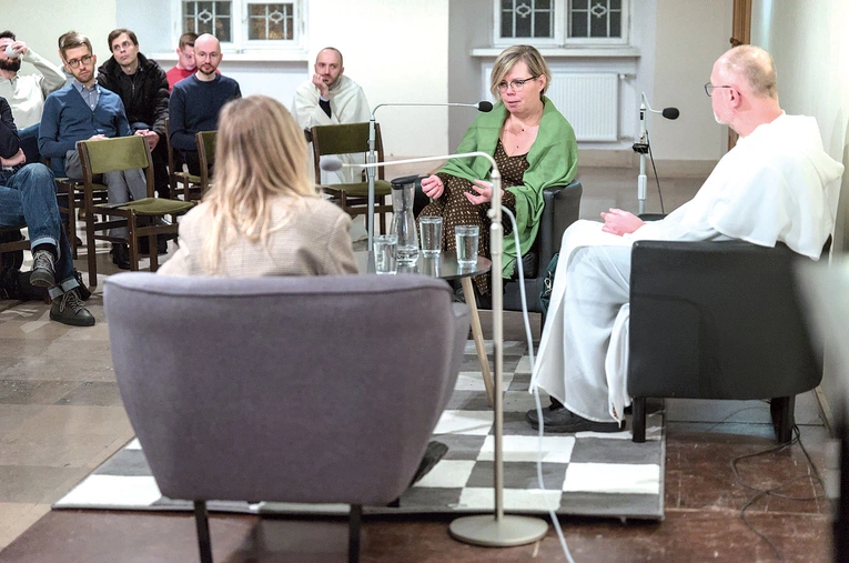 Choć publikacja dotyka spraw osób zranionych w Kościele, można ją traktować uniwersalnie – jako pomoc w przypadku wykorzystywania w rodzinie czy pracy.
