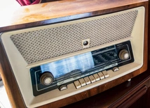Gramofony, patefony i pozytywki stopniowo były wypierane przez radioodbiorniki.
