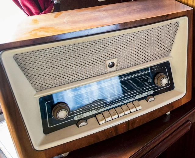 Gramofony, patefony i pozytywki stopniowo były wypierane przez radioodbiorniki.